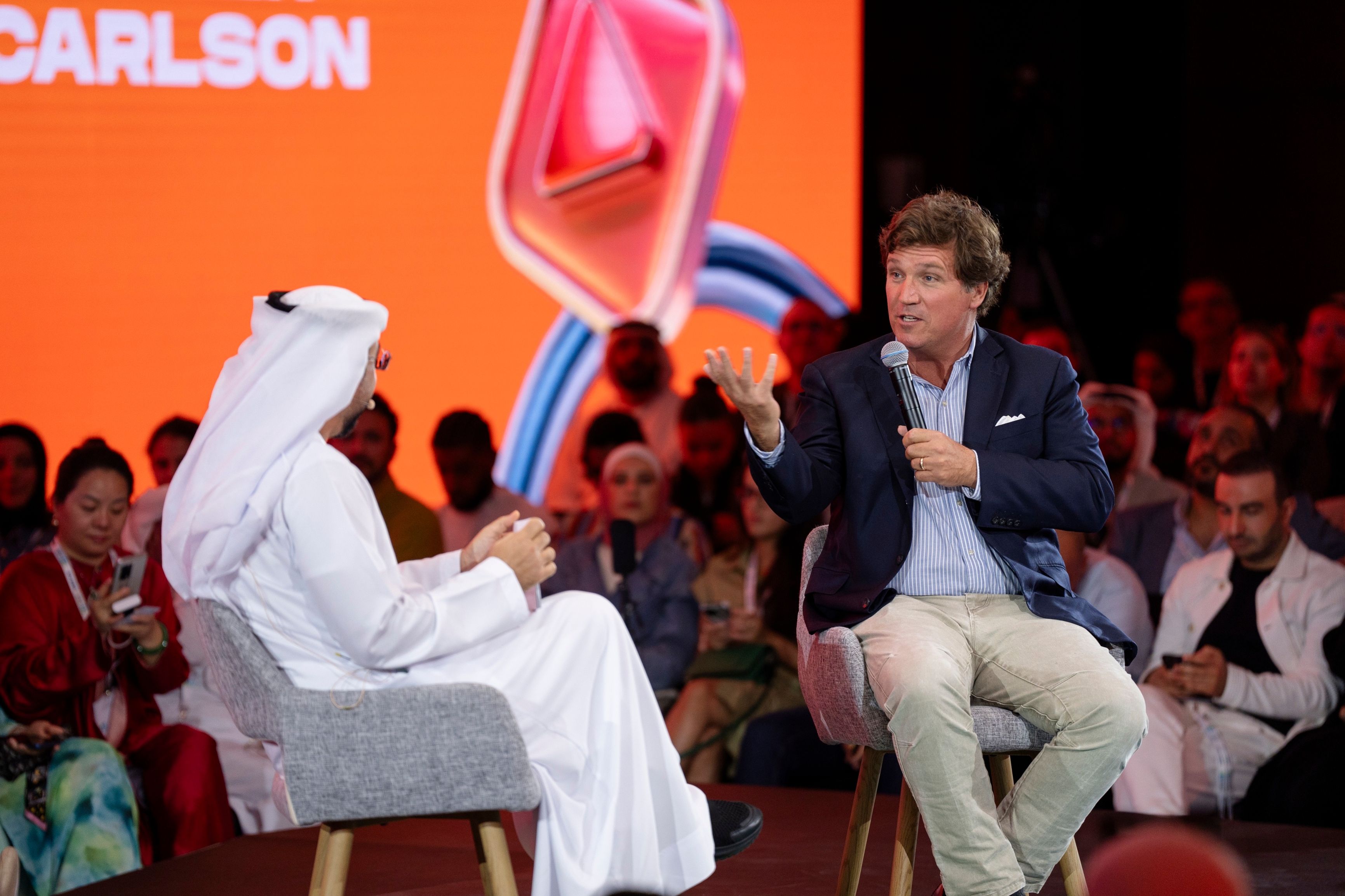 الامارات | الكاتب الأمريكي تاكر كارلسون: لم ألتقِ بقائد يشبه الشيخ محمد بن زايد في حكمته وتواضعه