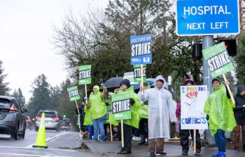 بالصور.. أوريجون الأمريكية تشهد أكبر إضراب للرعاية الصحية