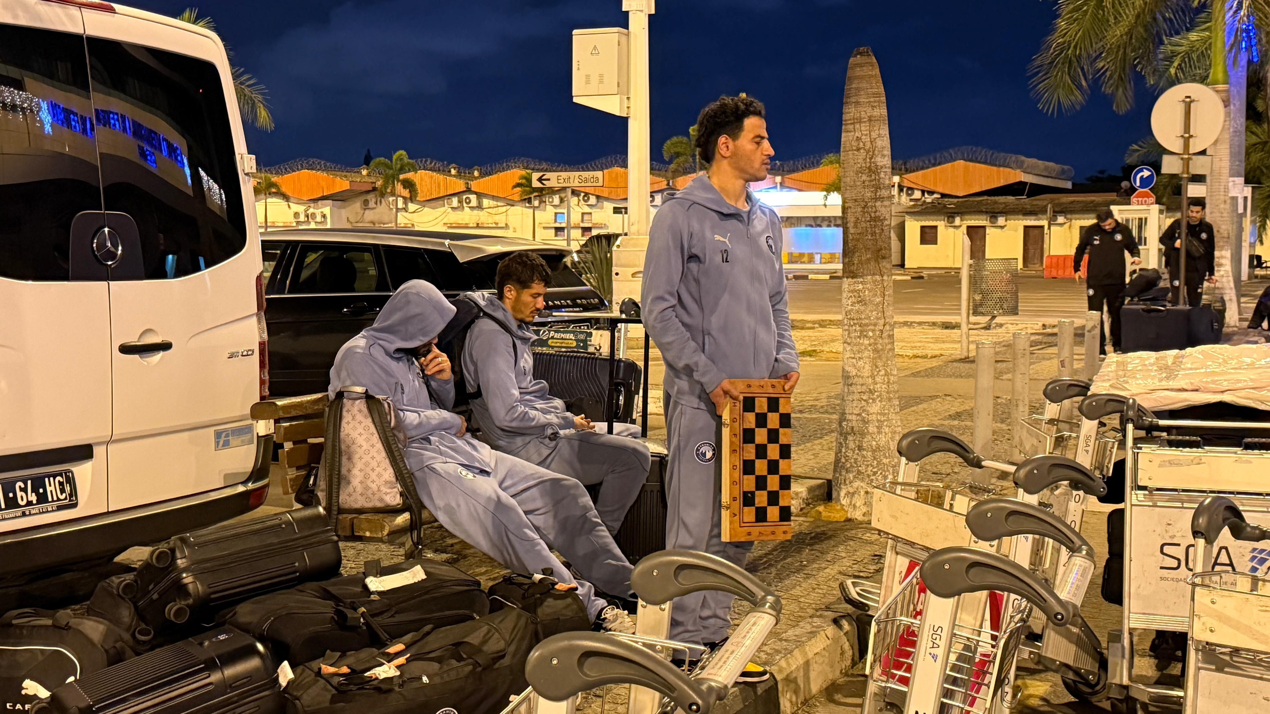 طائرة بيراميدز تعود للهبوط اضطراريا فى أنجولا بسبب التقلبات الجوية ..صور