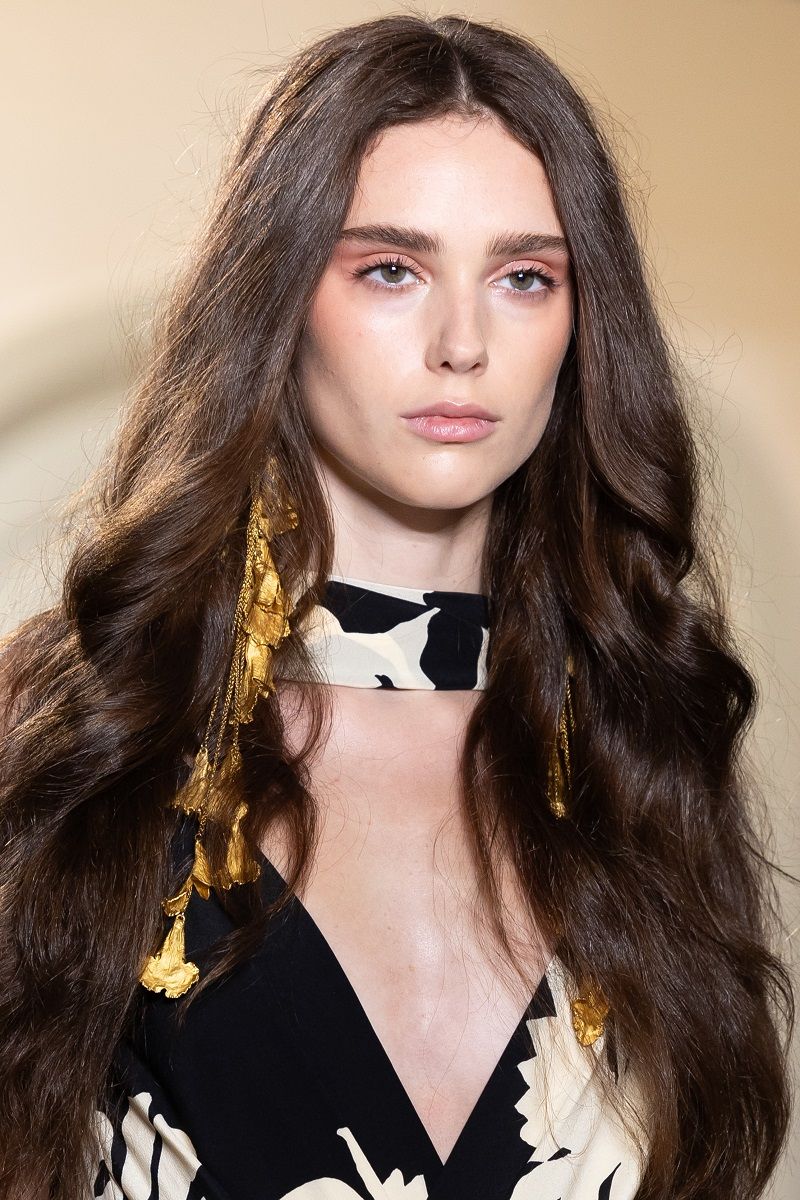 5 صبغات شعر دافئة موضة 2025.. اعتمديها لإطلالة متألقة