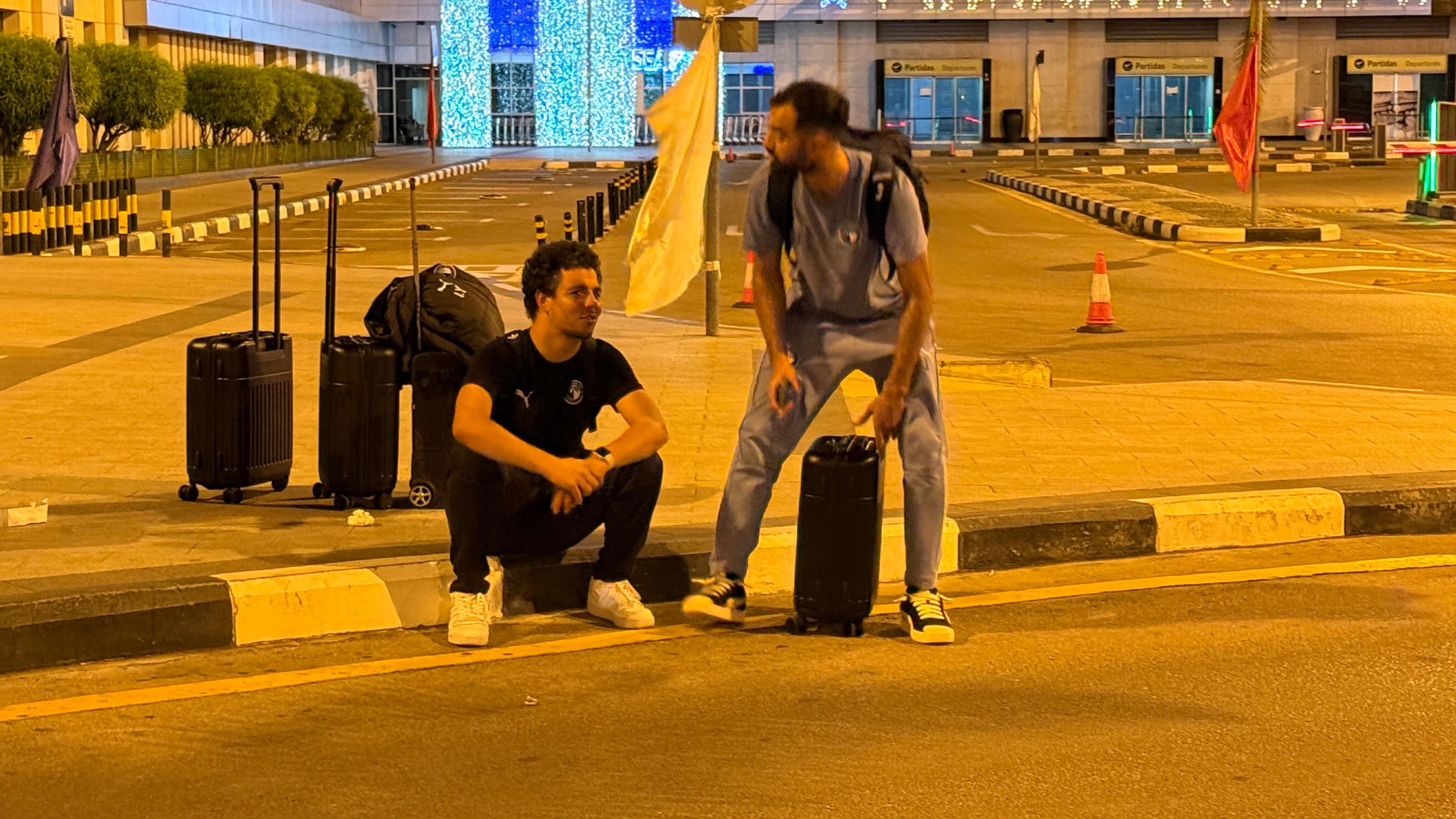 طائرة بيراميدز تعود للهبوط اضطراريا فى أنجولا بسبب التقلبات الجوية ..صور