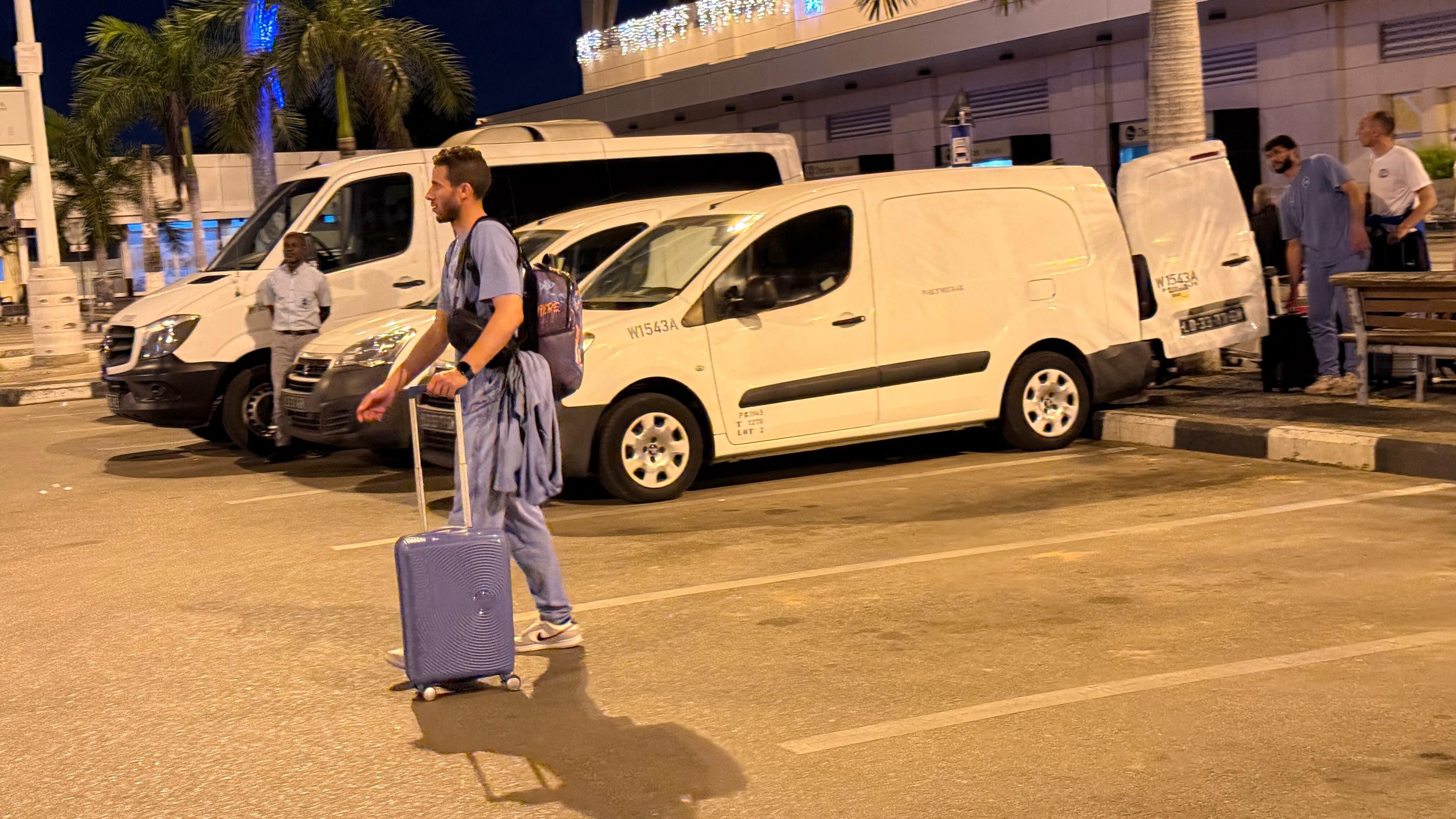 طائرة بيراميدز تعود للهبوط اضطراريا فى أنجولا بسبب التقلبات الجوية ..صور