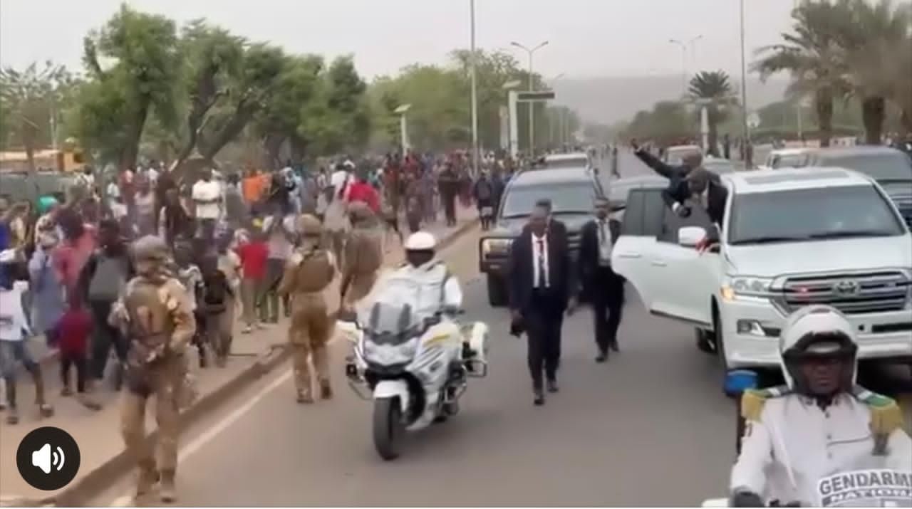 شاهد بالصور والفيديو.. استقبالات حاشدة من الشعب المالي للبرهان لحظة وصوله باماكو والرئيس السوداني يكسر “البروتوكول” ويخرج من السيارة لمبادلتهم التحايا