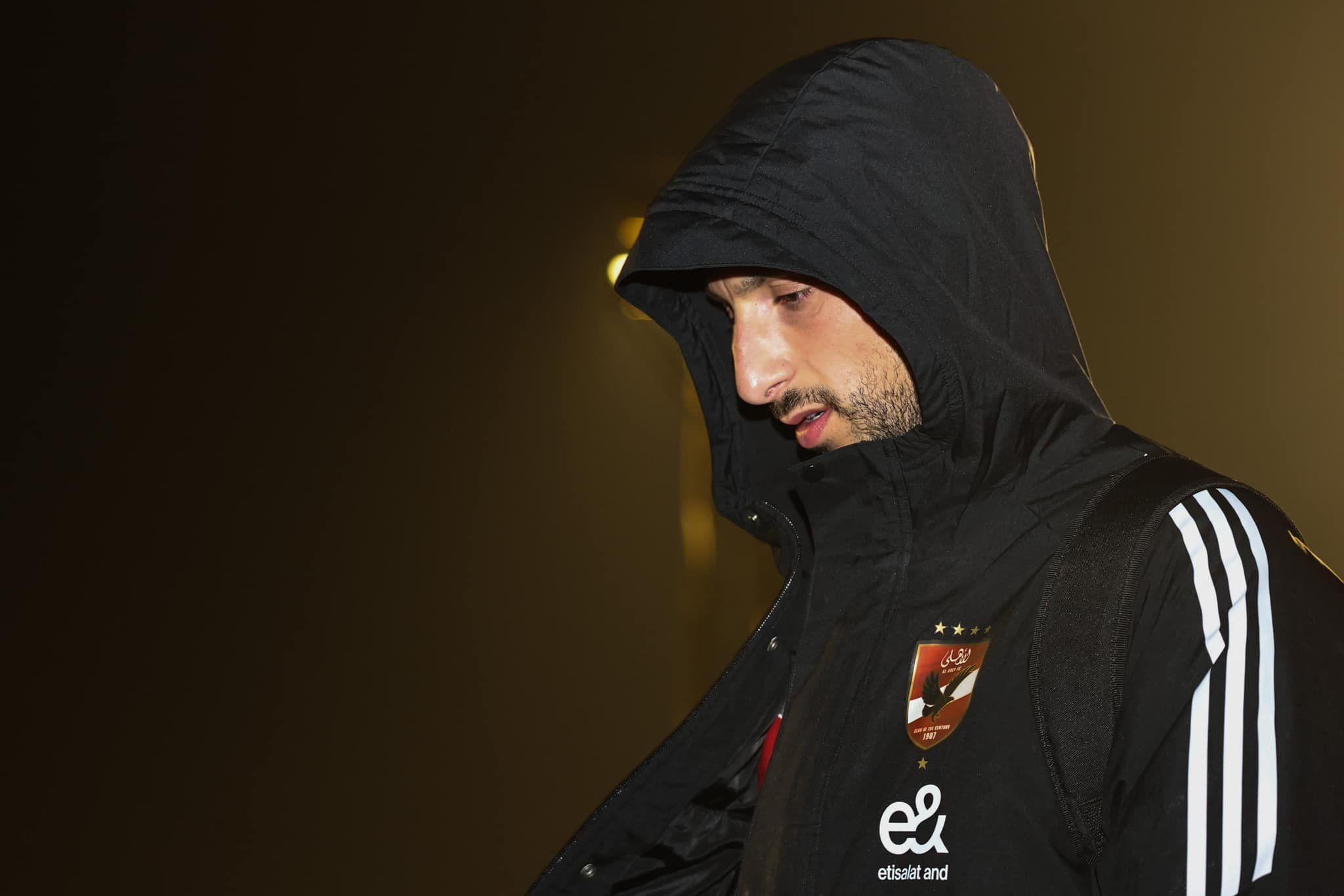 "مصاصة" إمام عاشور و"كورة الهاتريك".. أبرز صور عودة الأهلى من كوت ديفوار