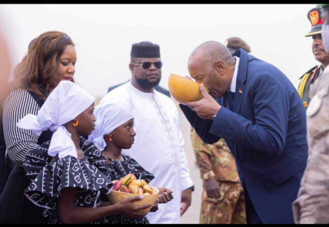 شاهد بالصور والفيديو.. استقبالات حاشدة من الشعب المالي للبرهان لحظة وصوله باماكو والرئيس السوداني يكسر “البروتوكول” ويخرج من السيارة لمبادلتهم التحايا