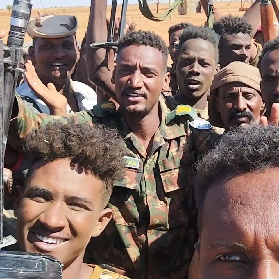 شاهد بالفيديو.. نجل قائد قوات درع الشمال “كيكل” يظهر برتبة رائد ويحتفل بشكل هستيري من داخل الفرقة الأولى مشاة بود مدني