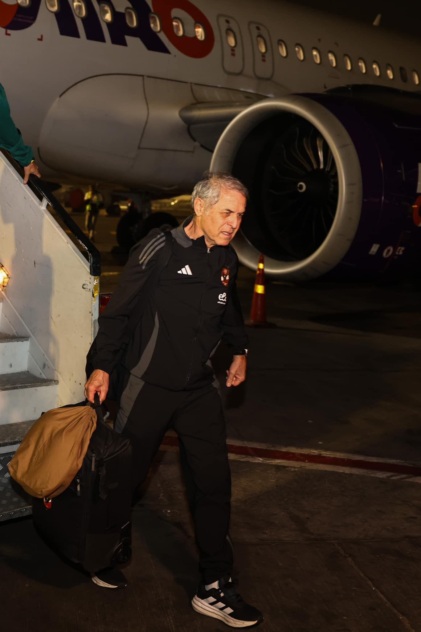 "مصاصة" إمام عاشور و"كورة الهاتريك".. أبرز صور عودة الأهلى من كوت ديفوار