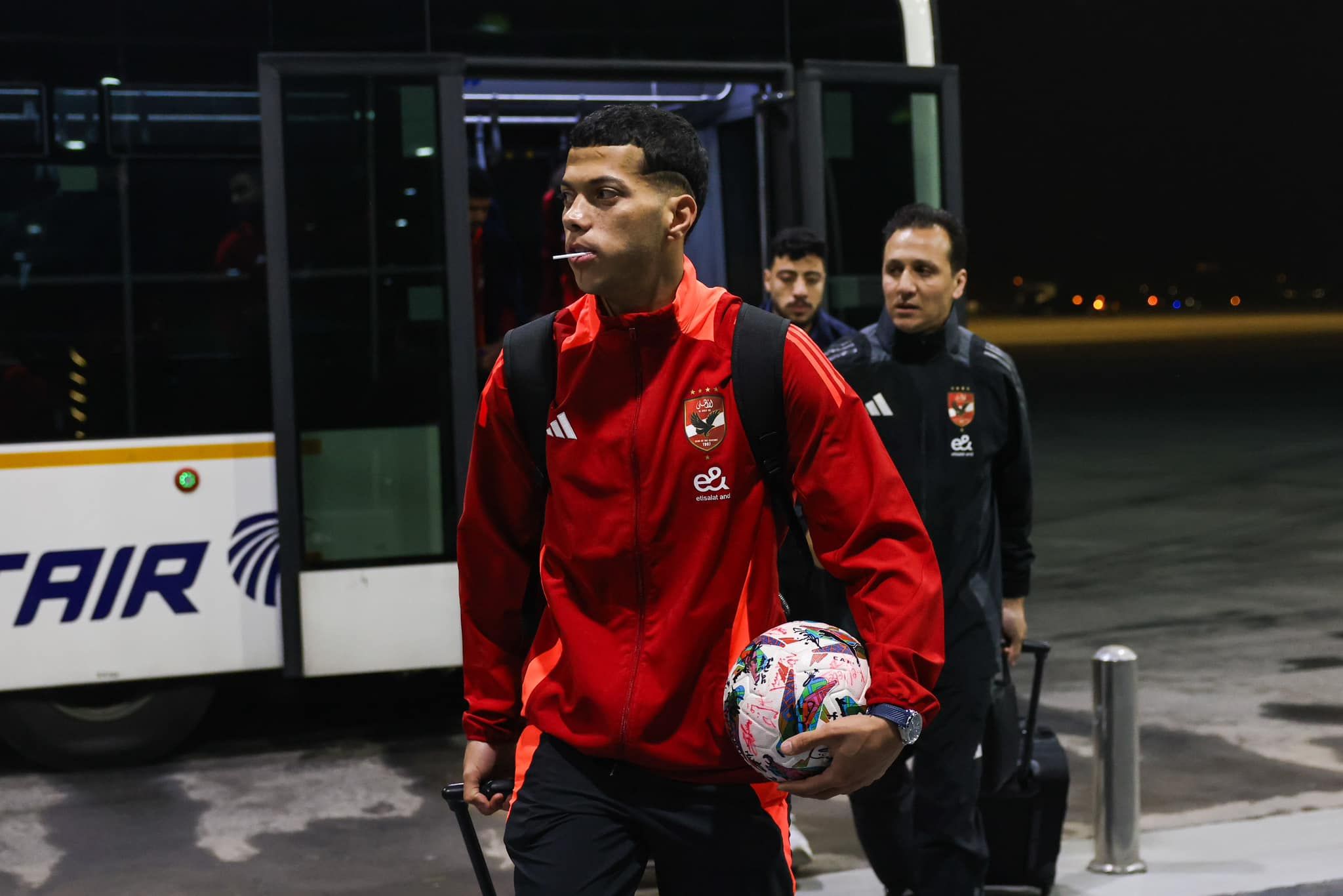 "مصاصة" إمام عاشور و"كورة الهاتريك".. أبرز صور عودة الأهلى من كوت ديفوار