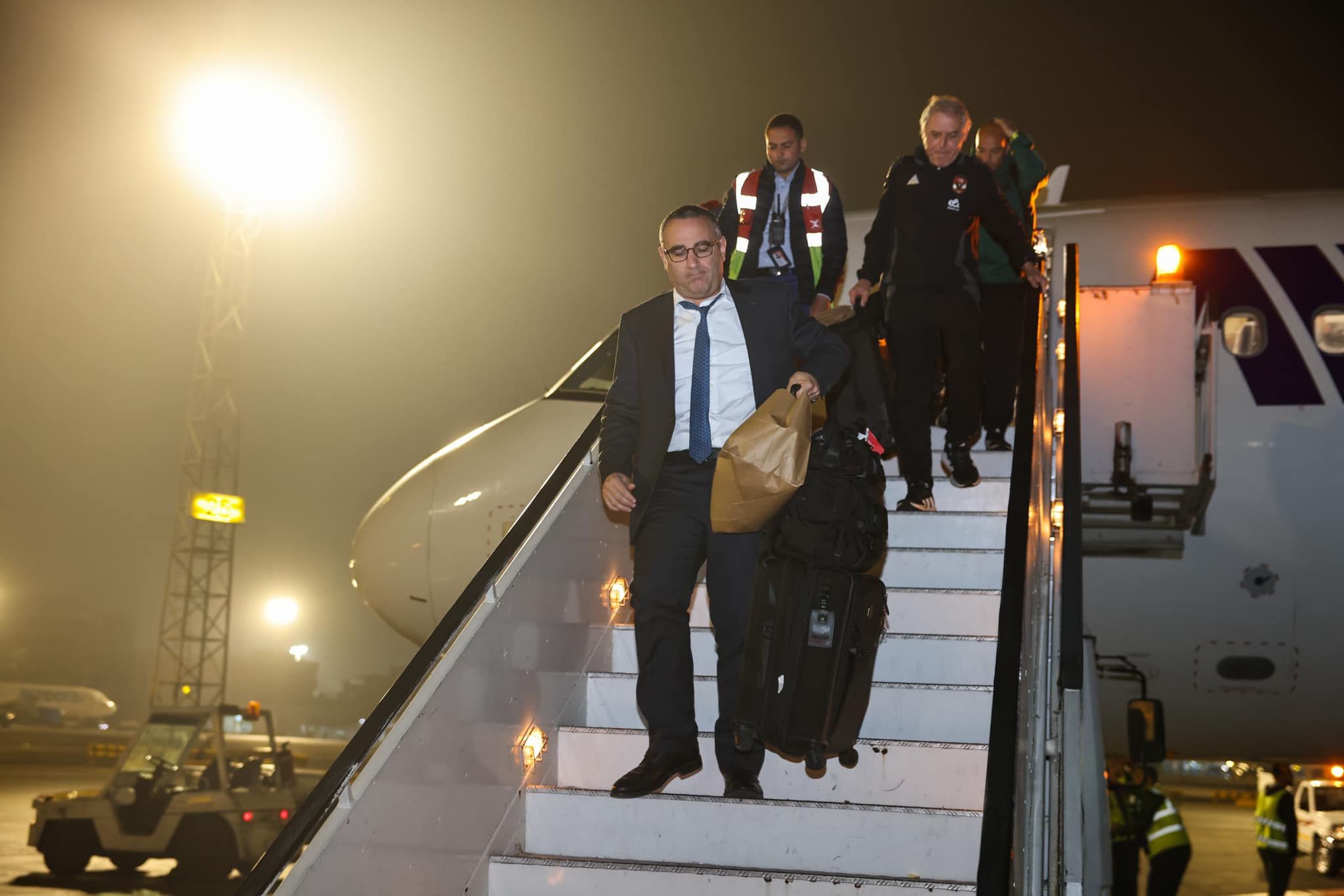 "مصاصة" إمام عاشور و"كورة الهاتريك".. أبرز صور عودة الأهلى من كوت ديفوار