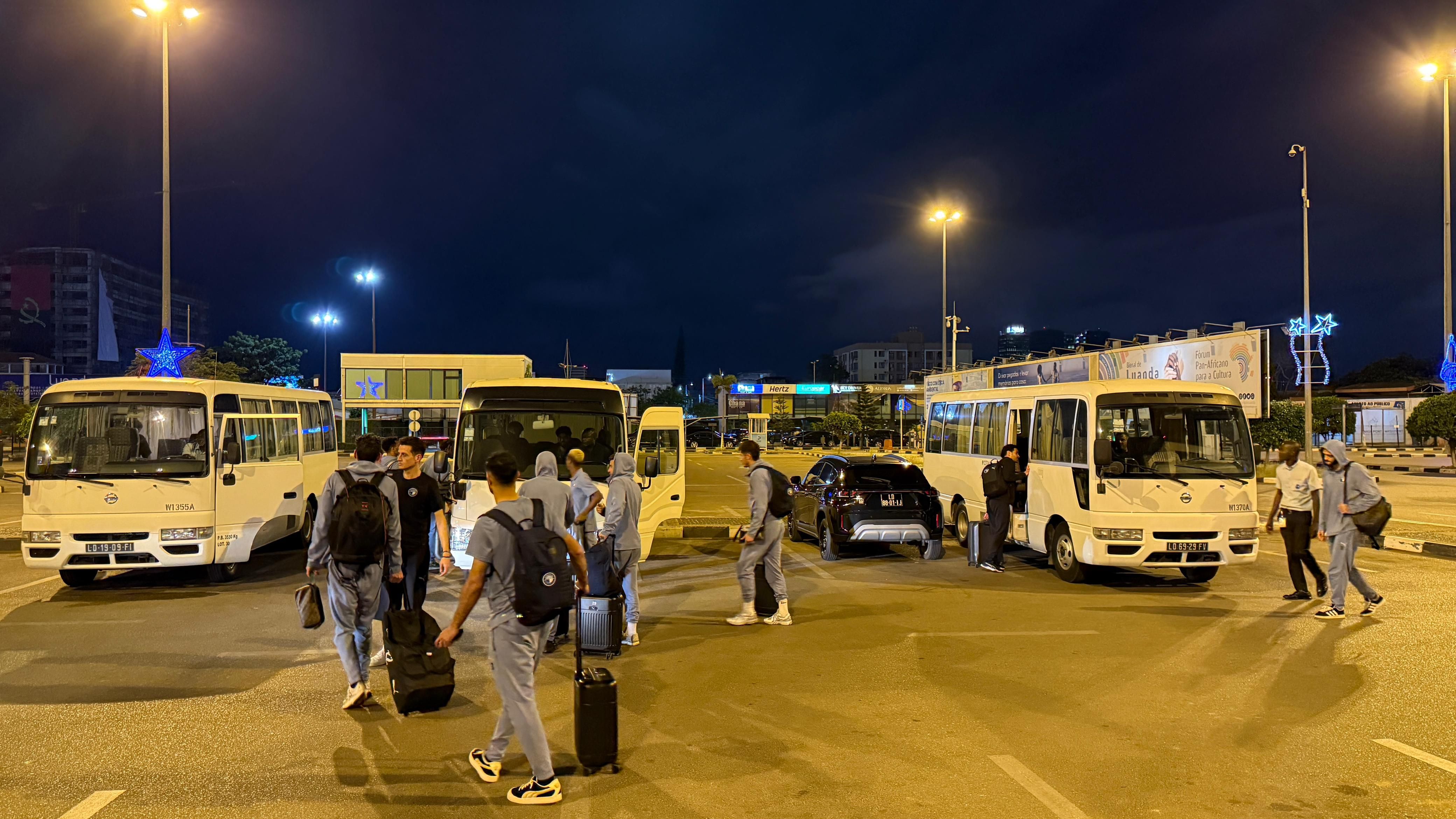 طائرة بيراميدز تعود للهبوط اضطراريا فى أنجولا بسبب التقلبات الجوية ..صور