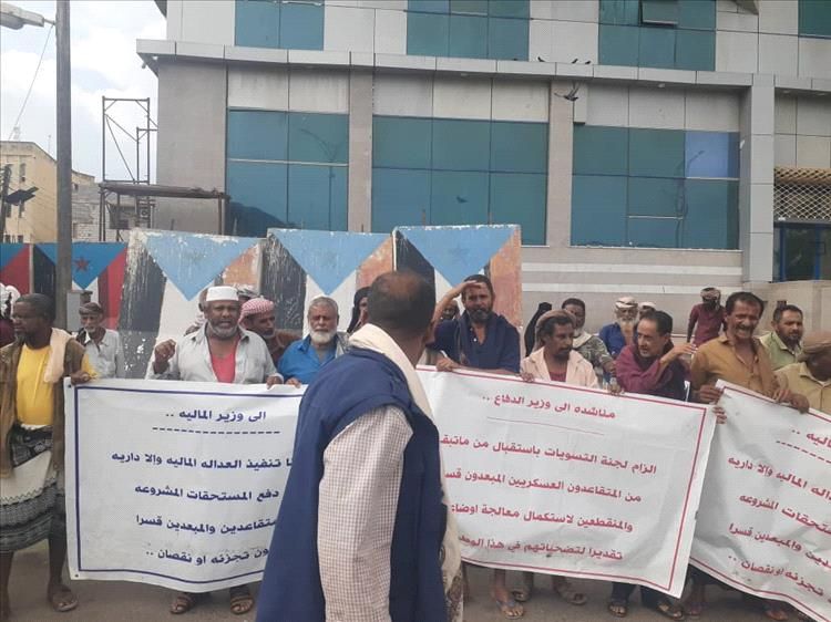 ورد الان...تحركات كبيرة لعسكريين أمام قصر المعاشيق في العاصمة عدن "تفاصيل أولية"