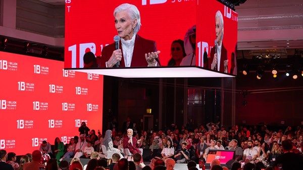 لطيفة بنت محمد تشهد جلسة في قمة المليار متابع استضافت ماي ماسك