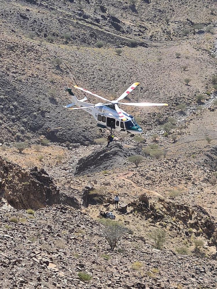 الامارات | «شرطة وإسعاف دبي» ينقذان 5 عالقين على أحد جبال حتا