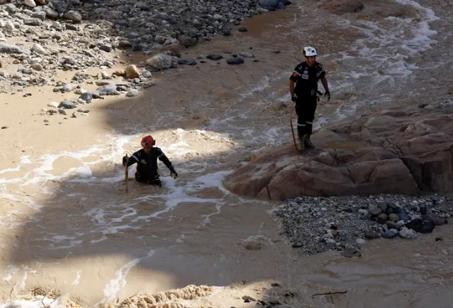 الامارات | صدمة في الشارع الأردني: أب يلقي بطفليه في سيل جارف "ليحرق قلب" الأم الحردانة