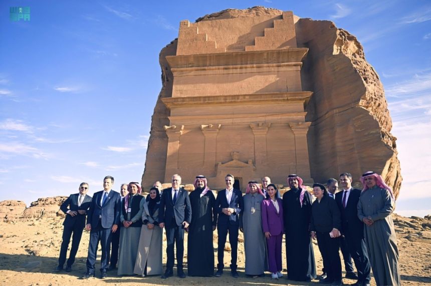 رئيس الوزراء اليوناني يزور معالم العُلا الأثرية
