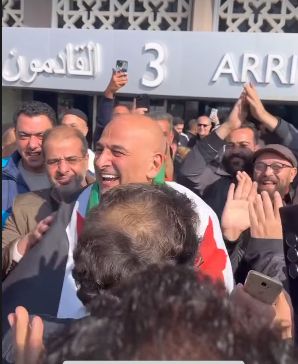 جمال سليمان يرقص رافعًا علم سوريا بعد غياب 14 عامًا عن بلده