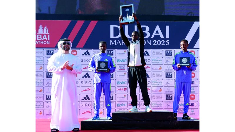 الامارات | منصور بن محمد يُتوّج الفائزين في ماراثون دبي