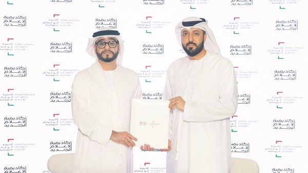 تعاون بين أكاديميتي «أنور قرقاش الدبلوماسية» و«الإعلام الجديد»