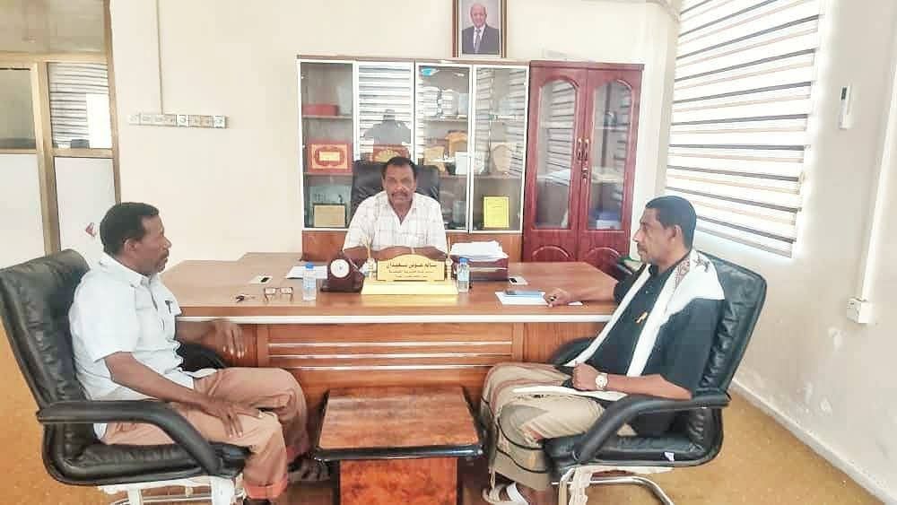 مدير عام الغيضة و مدير الواجبات الزكوية بالمهرة يناقشا معا تحسين تحصيل الموارد الزكوية