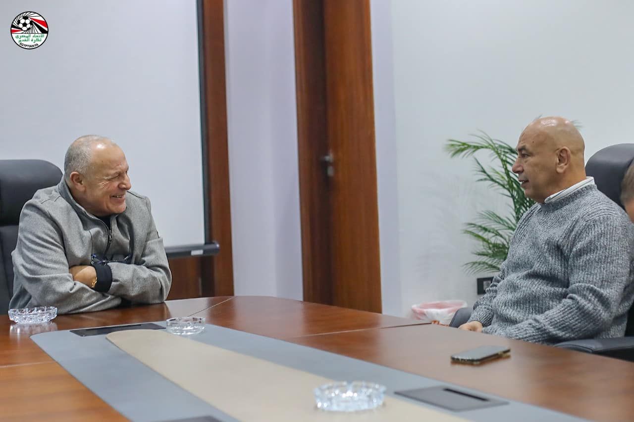 أول اجتماع بين أبو ريدة والتوأم لمناقشة استعدادات المنتخب لتصفيات المونديال.. صور