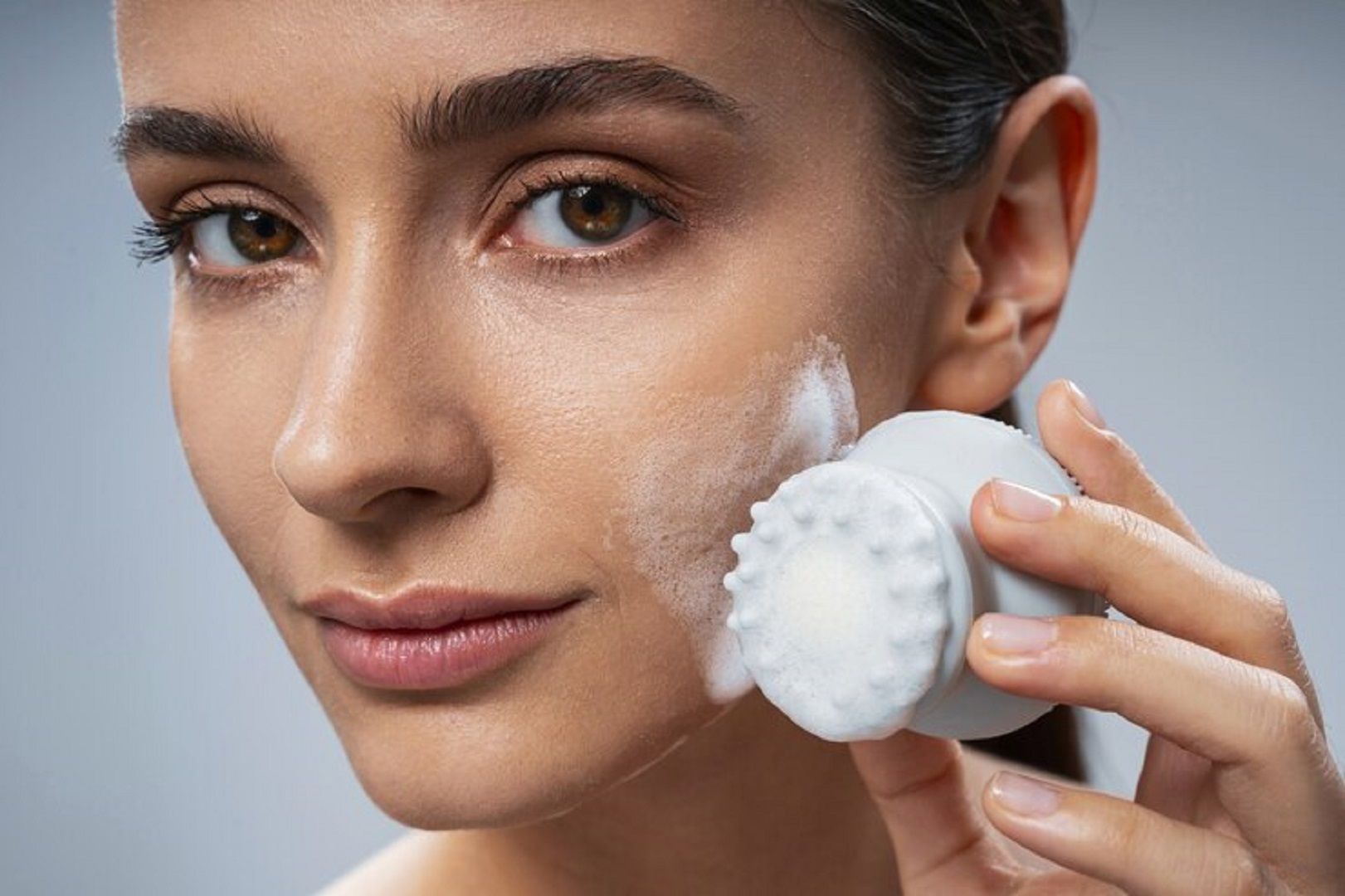 اكتشفي أفضل أدوات تنظيف الوجه... عززي بها روتين العناية ببشرتك