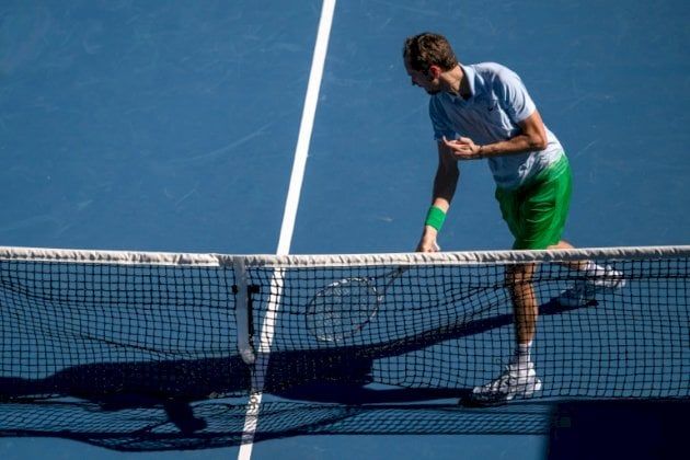 استراليا المفتوحة: مدفيديف يحطم مضربه ويتجنب خروجا باكرا وفوزان سريعان لفريتس وريباكينا