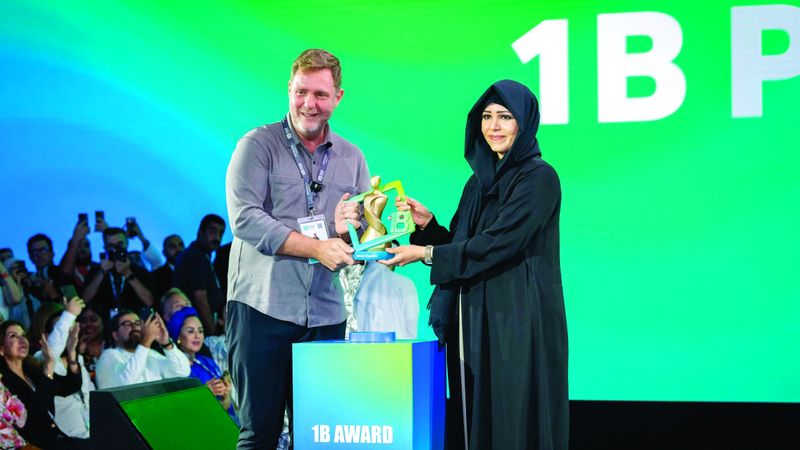 الامارات | سايمون سكويب يحصد جائزة قمة المليار متابع الأكبر والأغلى عالمياً