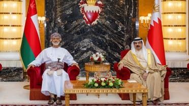 الخليج اليوم .. ملك البحرين يزور سلطنة عمان ويجري مباحثات مع السلطان هيثم