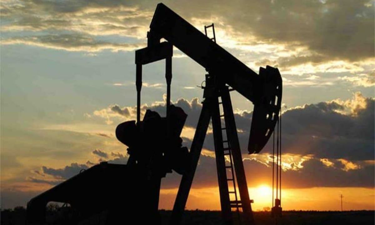 النفط قرب أعلى مستوياته في 4 أشهر