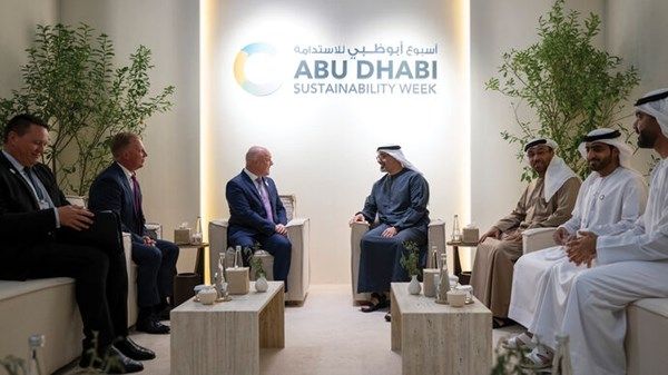 خالد بن محمد بن زايد يلتقي رئيس وزراء نيوزيلندا لتعزيز التعاون الثنائي