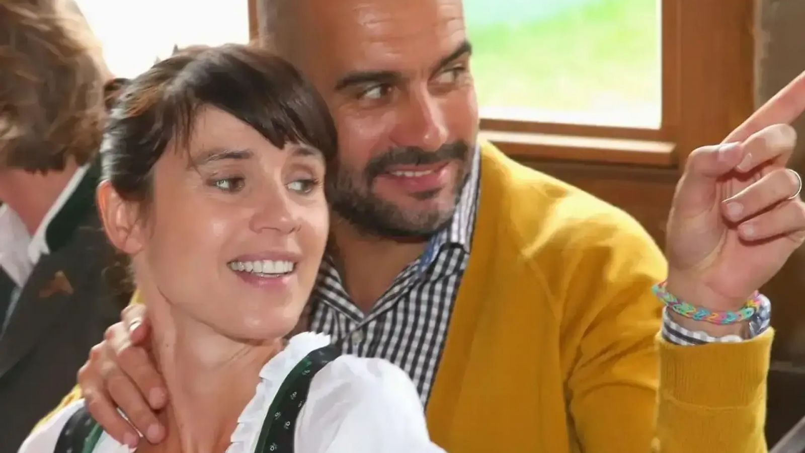 غوارديولا ينهار.. زوجته تهجره بعد قصة حب دامت 30 عاماً