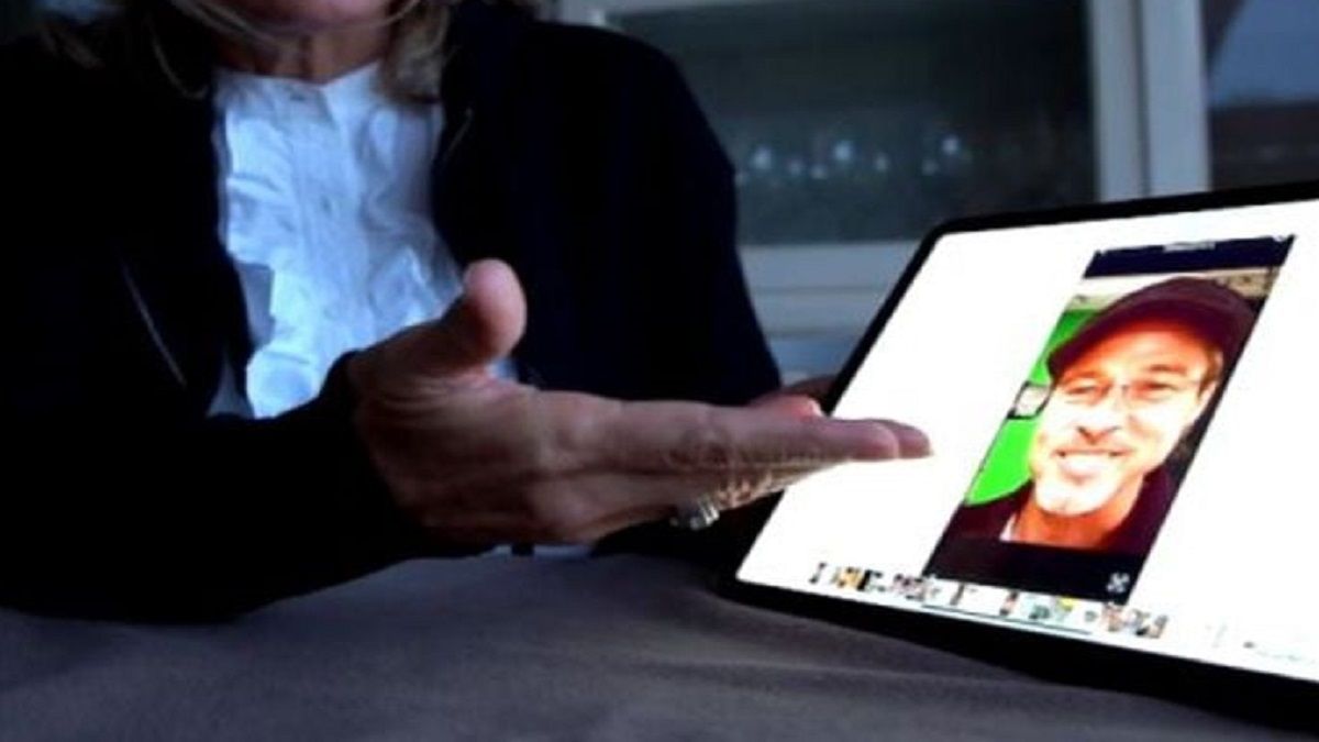 الامارات | امرأة وقعت ضحية «براد بيت المزيف» تتعرض لموجة من التنمر