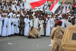 شاهد بالصور.. استقبال حاشد للفريق أول ركن عبد الفتاح البرهان رئيس مجلس السيادة