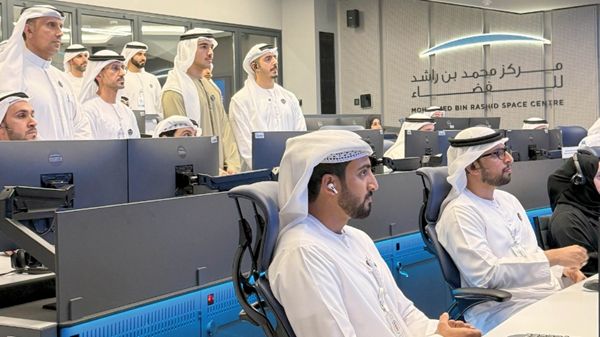 محمد بن راشد بن محمد بن راشد يتابع إطلاق "محمد بن زايد سات"