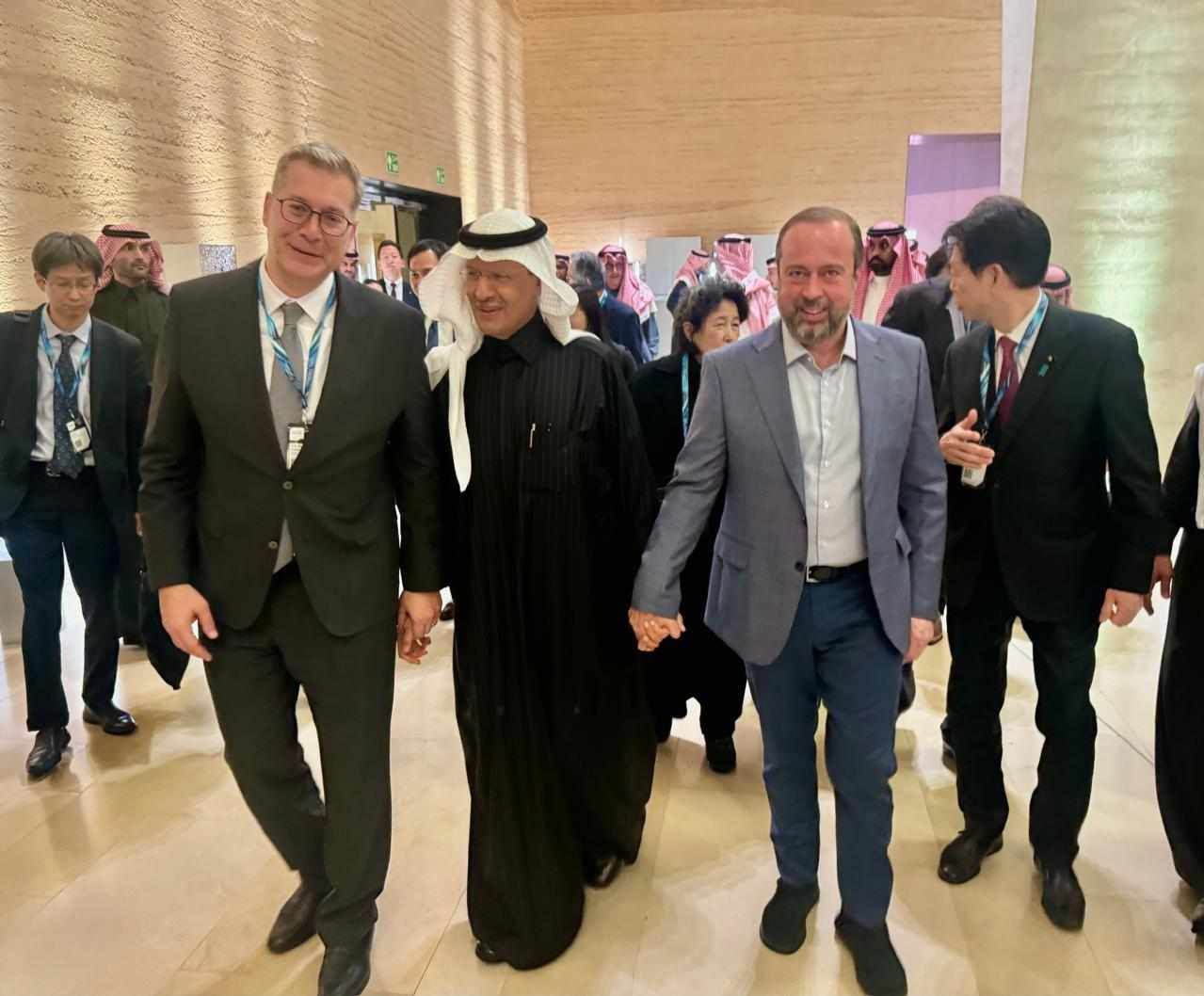 وزير البترول يلتقي رئيس “أرامكو” السعودية