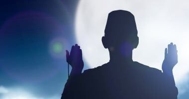 أذكار النوم.. دعاء من قاله غُفِرَتْ له ذنوبُه ولو كانت مثلَ زَبَدِ البحرِ