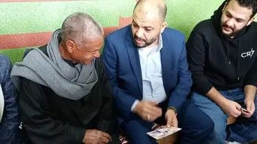 الخليج اليوم .. بعد رحلة بحث لـ30 عاماً.. لقاء مؤثر يجمع طلاباً يمنيين بمعلمهم المصري