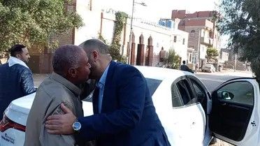 الخليج اليوم .. بعد رحلة بحث لـ30 عاماً.. لقاء مؤثر يجمع طلاباً يمنيين بمعلمهم المصري