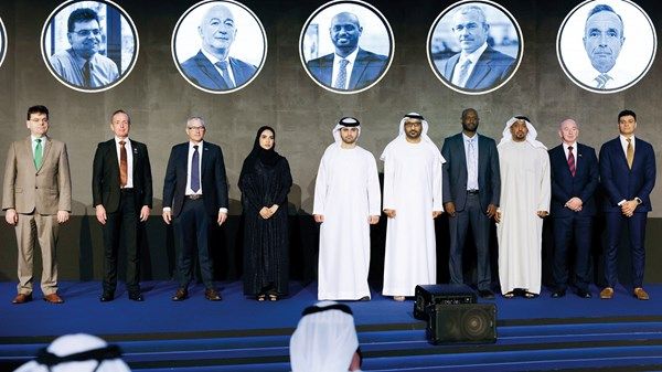 منصور بن محمد يكرم الفائزين بجائزة الاحتراف والتميز الأمني