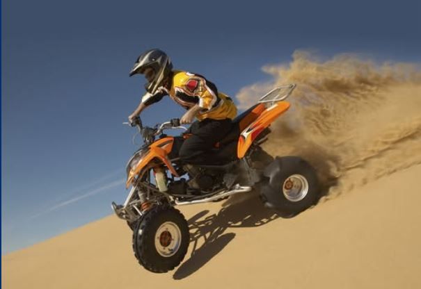 الامارات | شرطة أبوظبي تدعو إلى إلزام الأبناء بارتداء معدات الحماية للدراجات النارية والكهربائية