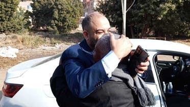 الخليج اليوم .. بعد رحلة بحث لـ30 عاماً.. لقاء مؤثر يجمع طلاباً يمنيين بمعلمهم المصري