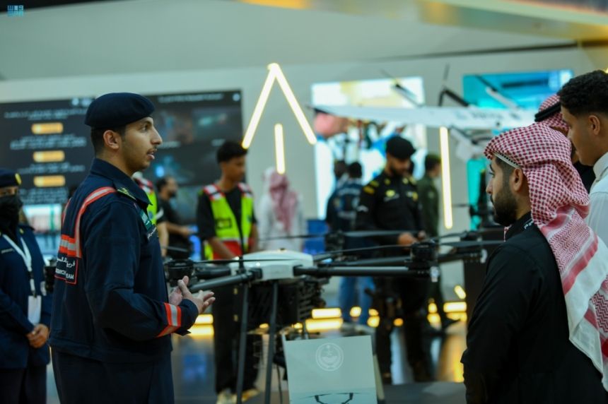 الدفاع المدني تستعرض طائرة دون طيار للبحث والإنقاذ في مؤتمر الحج