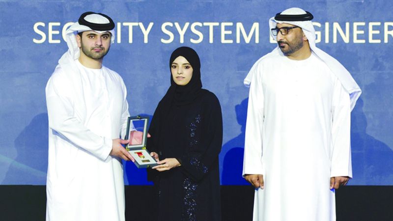 الامارات | منصور بن محمد يكرّم الفائزين بـ «جائزة الاحتراف والتميّز الأمني»