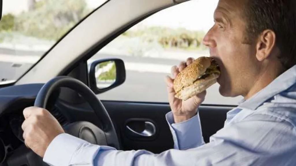 الامارات | هل تتناول الطعام في السيارة.. أنت معرض لمخاطر صحية