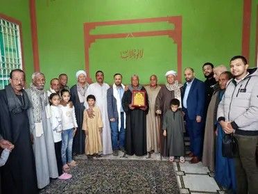 الخليج اليوم .. بعد رحلة بحث لـ30 عاماً.. لقاء مؤثر يجمع طلاباً يمنيين بمعلمهم المصري