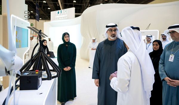 خالد بن محمد بن زايد يزور جناح مركز "شباب من أجل الاستدامة"