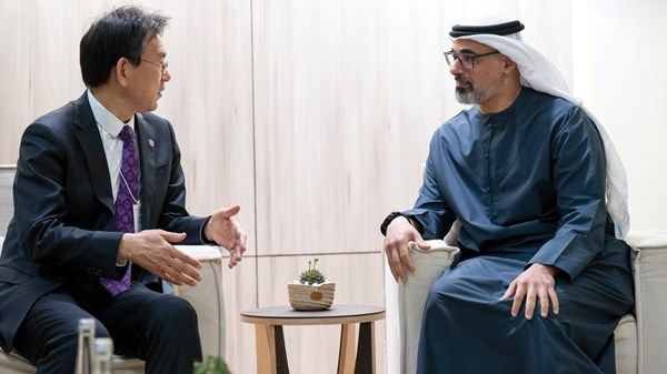 خالد بن محمد بن زايد يلتقي رئيس جامعة تسينغهوا الصينية