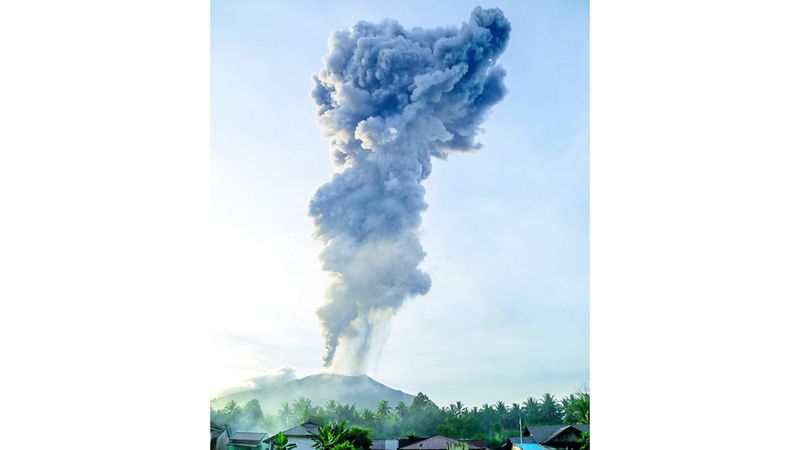 الامارات | ثوران بركان جبل «إيبو» يقذف سحابة كبيرة من الرماد