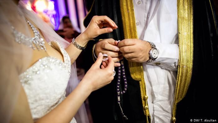 شاهد بالفيديو.. زواج “سودانية” من “روماني” يخطف الأضواء على مواقع التواصل والعريس يظهر بالجلابية والعمة ويثير ضحكات المتابعين برقصات على طريقة “الهجيج”