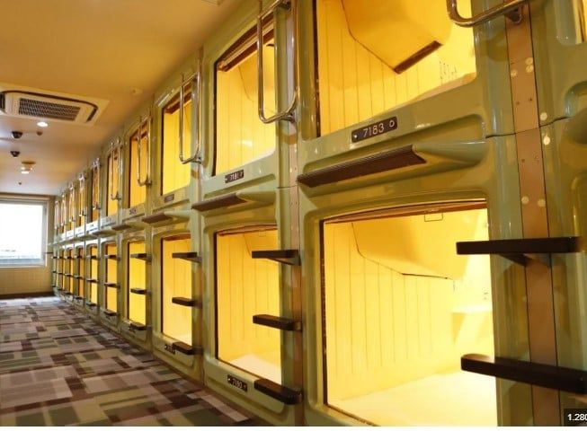 السياحة المفرطة تجبر عمال اليابان على الإقامة فى الكبسولات بالفنادق.. صور